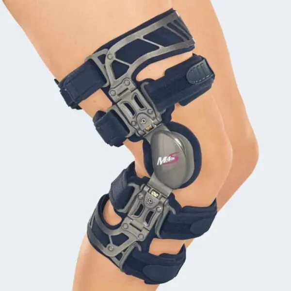 Knee brace with adjustable straps