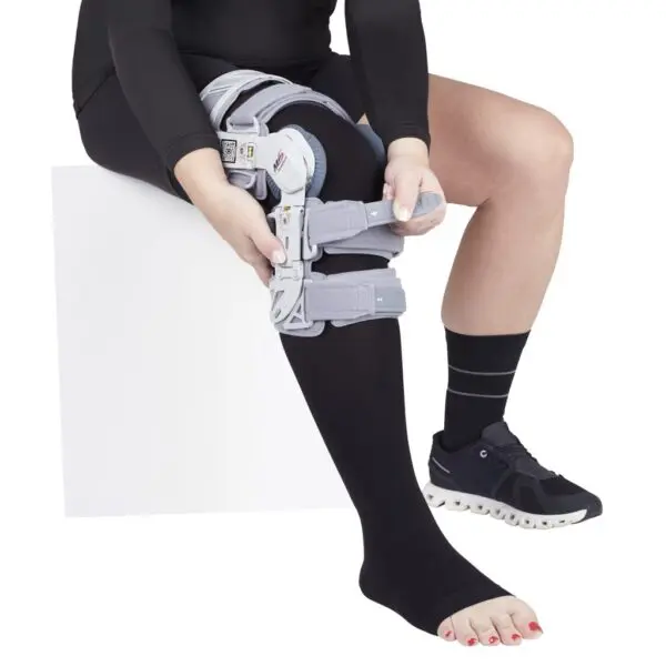 Knee support device being adjusted